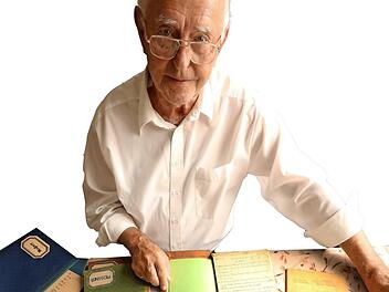 Hermann Meißner hat seine Schulhefte und Lehrbücher seit 66 Jahren aufbewahrt. Foto: Josef Hofbauer