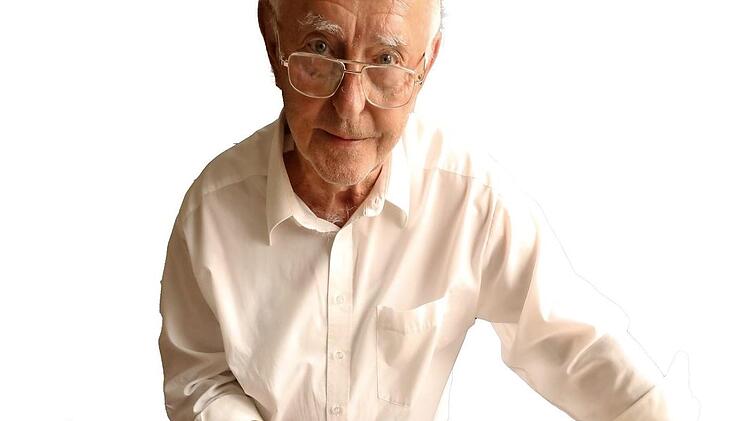 Hermann Meißner hat seine Schulhefte und Lehrbücher seit 66 Jahren aufbewahrt. Foto: Josef Hofbauer