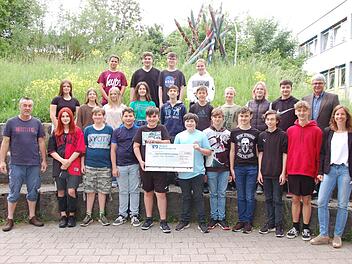 Über das soziale Engagement der Freiherr-von-Lutz Mittelschule in Münnerstadt freuten sich Reinhold Heppt von der "Ukrainehilfe Münnerstadt" (links), Rektor Klaus Grübel und Klassenlehrerin Sonja Hanna (rechts) zusammen mit ihren Schülern und Schü...