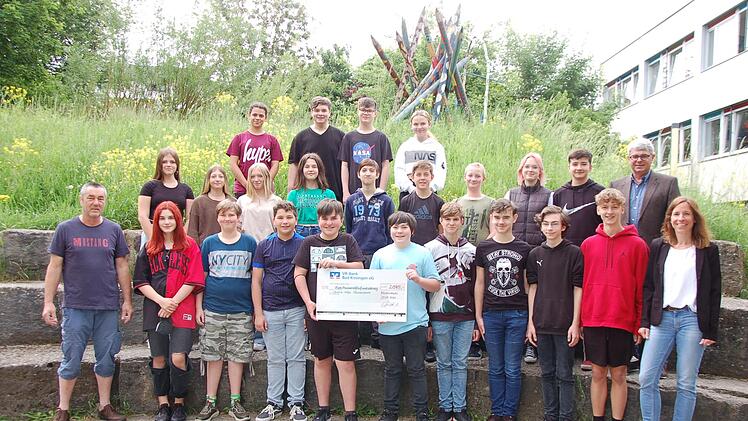 Über das soziale Engagement der Freiherr-von-Lutz Mittelschule in Münnerstadt freuten sich Reinhold Heppt von der "Ukrainehilfe Münnerstadt" (links), Rektor Klaus Grübel und Klassenlehrerin Sonja Hanna (rechts) zusammen mit ihren Schülern und Schü...