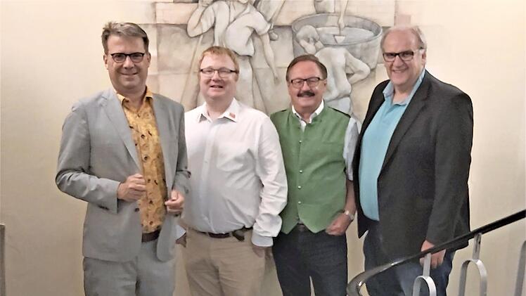 Die Kreishandwerkerschaft Forchheim hat den Wechsel an der Spitze vollzogen. Christian Jaklin, Johannes Lange, Werner Oppel und Hauptgesch&auml;ftsf&uuml;hrer Reinhard Bauer (von links).