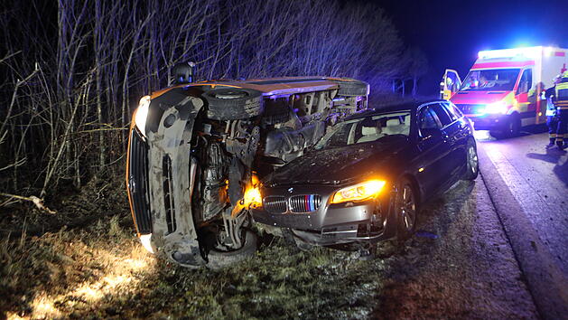 Bei Lehrberg: Frau verursacht beim &Uuml;berholen Unfall - Stra&szlig;enmeisterei-Fahrzeug landet im Graben