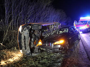 Bei Lehrberg: Frau verursacht beim &Uuml;berholen Unfall - Stra&szlig;enmeisterei-Fahrzeug landet im Graben