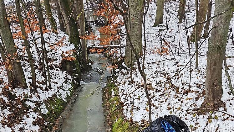Friesendorf: Auto landet nach Unfall kopfüber in Bach - "Weil er abgelenkt war"