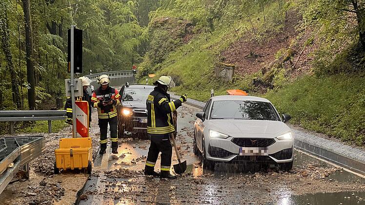 Gößweinstein: Heftiges Unwetter trifft den Kreis Forchheim - starker Regen schwemmt Steine und Geröll heraus
