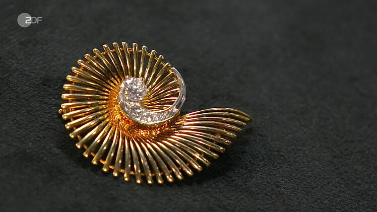 "Ehrlich gesagt glaube ich nicht, dass die Brosche besonders ist", erkl&auml;rte der Verk&auml;ufer und auch Ehefrau Sara nickte zustimmend. Dabei hatte ihr Gro&szlig;vater den Schmuck einst f&uuml;r die Gro&szlig;mutter gekauft. "Er hat sie sehr geliebt", erinnerte sie sich. Trotzdem urteilte ihr Mann hart &uuml;ber den "typischen Modeschmuck der 1970er": "Darf gerne gehen."