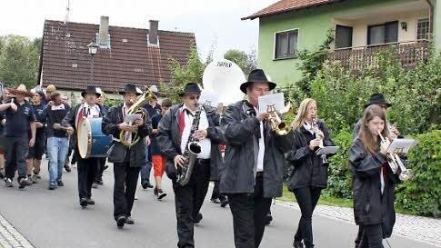 Die Weingartsgreuther Musikanten marschierten vorne weg.