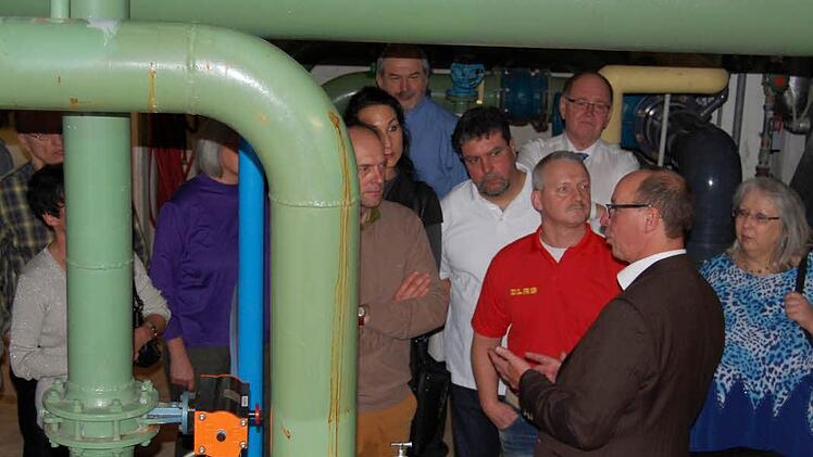 Betriebsleiter Roland Bühner erklärte die Technik des Hallenbades. Foto: Sigismund von Dobschütz