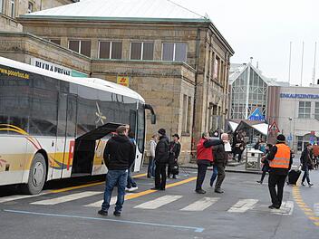 Am Bahnhof in Bamberg pendelt sich der Schienenerstazverkehr langsam ein. Foto: Ronald Rinklef