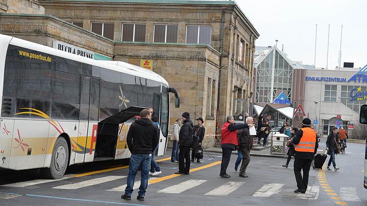 Am Bahnhof in Bamberg pendelt sich der Schienenerstazverkehr langsam ein. Foto: Ronald Rinklef