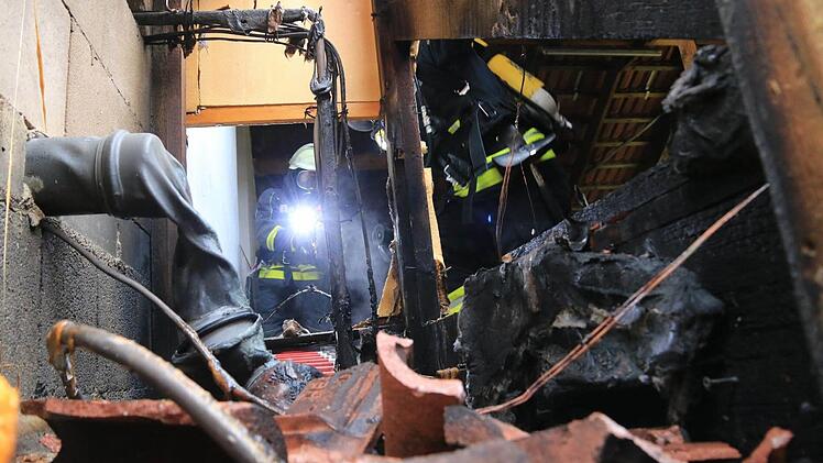 Rund 10 000 Euro Sachschaden entstand bei einem Brand am Freitag in Spiesberg. Fotos: Ferdinand Merzbach