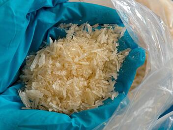 ARCHIV - Eine Mitarbeiterin des Zollfahndungsamtes Dresden (Sachsen) hält während der Pressekonferenz sichergestelltes N-Methylamphetamin (umgangssprachlich abgekürzt Meth oder Crystal) in den Händen, aufgenommen am 27.03.2012. Foto: Arno Burgi/dpa