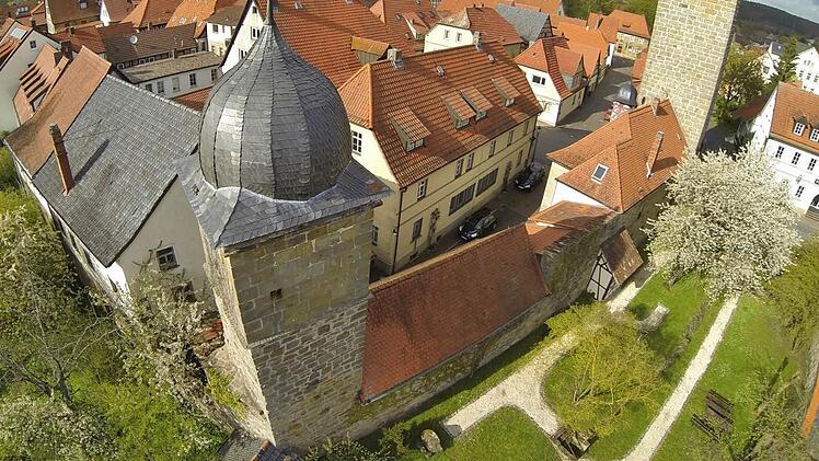Eberns trutzige Südwest-Ecke der Altstadt an einem Nachmittag im April. Unten rechts im Wolz'n-Garten: der Pilot