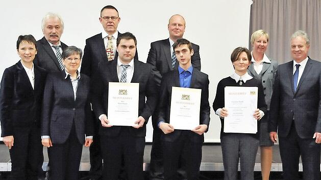 Die frischgebackenen Landwirtschafts- und Hauswirtschaftsmeister aus dem Landkreis Kulmbach mit den Offiziellen Foto: Stephan Herbert Fuchs