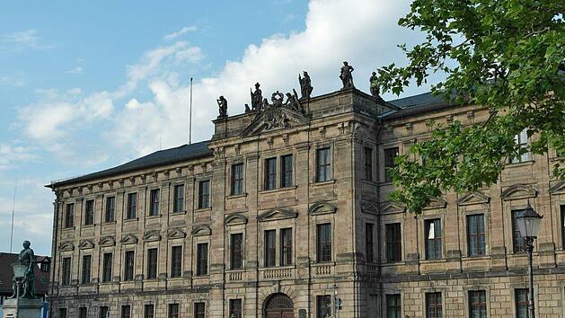 Das Markgräfliche Schloss in Erlangen. Sie möchten möglichst günstig in Erlangen unterkommen aber trotzdem nicht auf Qualität verzichten? Dann sind Sie mit diesen 5 Pensionen  gut beraten. Foto: Pixabay/RitaE