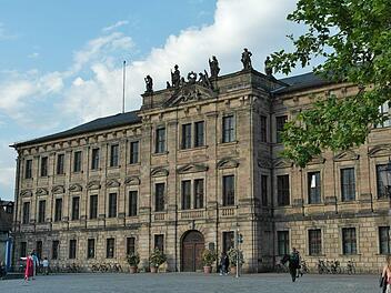 Das Markgr&auml;fliche Schloss in Erlangen. Sie m&ouml;chten m&ouml;glichst g&uuml;nstig in Erlangen unterkommen aber trotzdem nicht auf Qualit&auml;t verzichten? Dann sind Sie mit diesen 5 Pensionen  gut beraten. Foto: Pixabay/RitaE