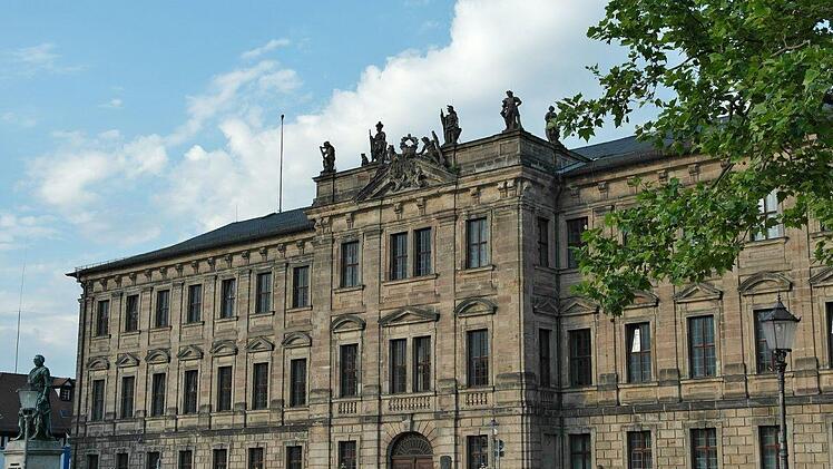 Das Markgräfliche Schloss in Erlangen. Sie möchten möglichst günstig in Erlangen unterkommen aber trotzdem nicht auf Qualität verzichten? Dann sind Sie mit diesen 5 Pensionen  gut beraten. Foto: Pixabay/RitaE