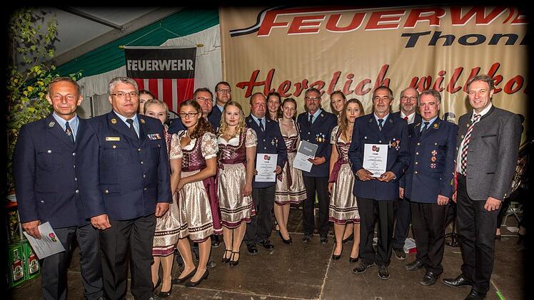 Mit dem Ehrenkreuz in Silber wurden diese Kameraden vom Kreisfeuerwehrverband ausgezeichnet. Foto: Dieter Wolf