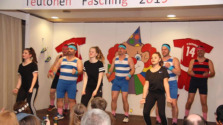 Das Männerballett in schicken Sportoutfits bekam weibliche Unterstützung (v. l. Sinah Raab, Heiko Heinisch, Stefan Raab, Cora Hillenbrand, Jan Schötz, Nele Ludsteck, Sven Ludsteck, Matthias Beck