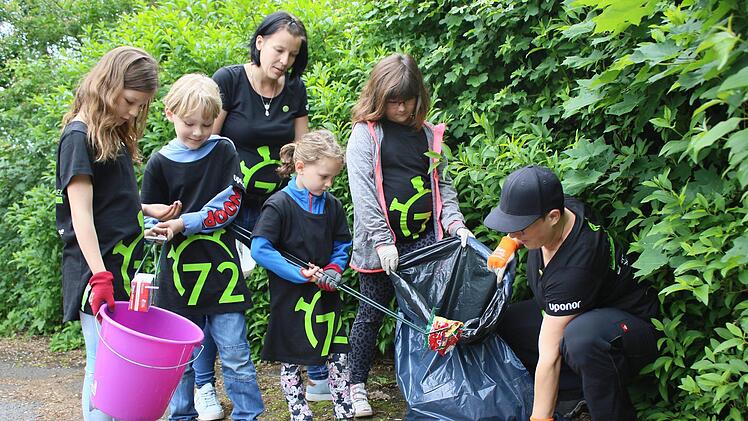 Teamwork auch bei den "Macher-Kids" in Haßfurt. Viel achtlos in die Natur geworfenen Müll sammelten (von links) Nele, Elias, Luise und Zoe zusammen mit ihren Betreuerinnen Ramona Achtziger und Barbara Maruschke (rechts).