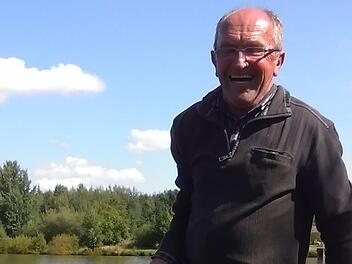 Der Marktleugaster Günter Hoh hat im Sauerhofer See bei Münchberg  einen kapitalen Waller gefangen. Foto: Helmut Käppel