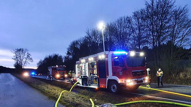 Bei Ansbach ist es am Dienstagmorgen zu einem Feuerwehreinsatz auf der Bundesstraße gekommen. Foto: Haag/News5