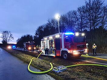 Bei Ansbach ist es am Dienstagmorgen zu einem Feuerwehreinsatz auf der Bundesstraße gekommen. Foto: Haag/News5