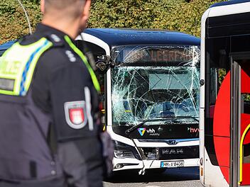 Zwei Busse in Hamburg zusammengestoßen