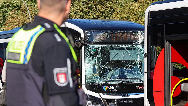Zwei Busse in Hamburg zusammengestoßen