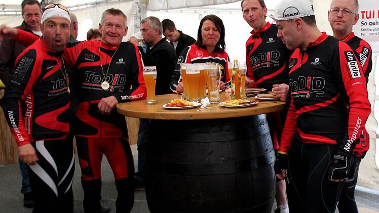 Die Nabenputzer stärken sich nach getaner Arbeit.