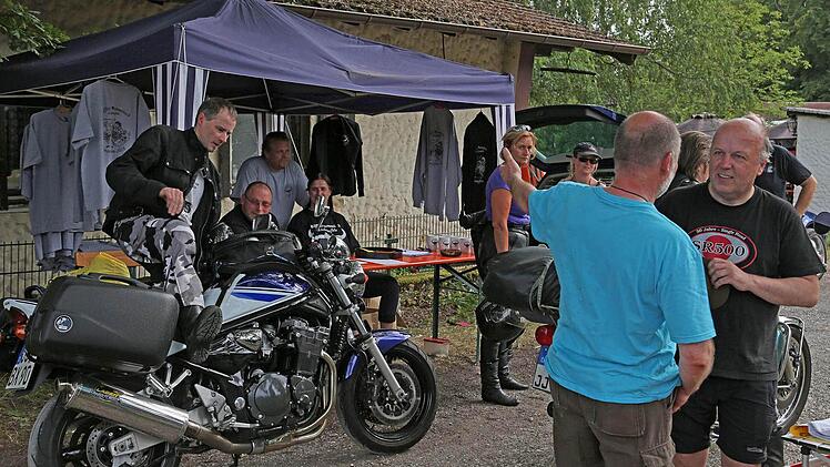 Registrierung der ankommenden Motorräder.