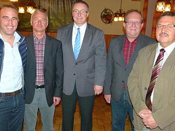 Die Führungscrew der Unabhängigen Landkreisbürger (von links): Markus Mönch (Weidhausen), Werner Ulbrich (Untersiemau), Udo Döhler (Dörfles-Esbach), Ulrich Scholz (Lautertal) und Jürgen Wittmann (Grub am Forst). Foto: Lothar Weidner