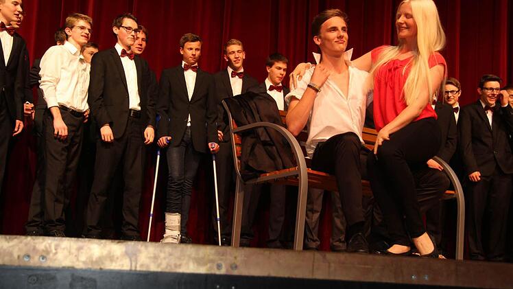 Wenn eine Schöne nicht mit ihren Reizen geizt, dann verdreht sich die Männerwelt ganz schön die Augen: Patricia Galler sorgte als hübsche Blondine für den Showact und die Jungs sangen "Ich küsse Ihre Hand, Madame". Und am Ende gab's sogar eine Schlägerei auf der Bühne, mit zerrissenem Hemd und allem drum und dran. Denn ein bisschen Action muss sein