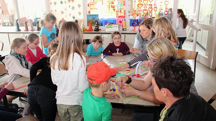 Hier werden Lesezeichen gebastelt. Foto: Johanna Blum