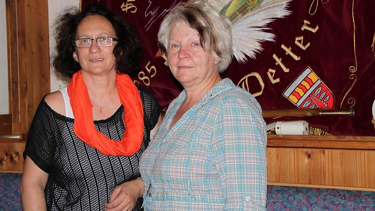 Margareta Reim (links) und Manuela Weber organisieren die Seniorennachmittage.