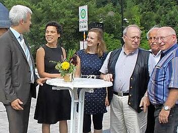 Bürgermeister Timo Ehrhadt, Isabel Strehle, Ann-Sofie Beuerle, Wolfgang Wiegand, Pfarrer Johann Beck und Joachim Neumann freuten sich über die Verkehrsfreigabe der Buswendeschleife  Foto: Veronika Schdeck