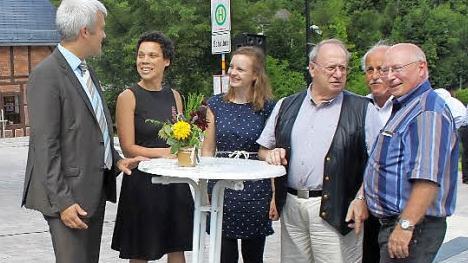 Bürgermeister Timo Ehrhadt, Isabel Strehle, Ann-Sofie Beuerle, Wolfgang Wiegand, Pfarrer Johann Beck und Joachim Neumann freuten sich über die Verkehrsfreigabe der Buswendeschleife  Foto: Veronika Schdeck