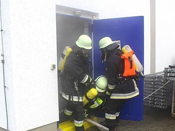 Die Einsatzkräfte üben einen Atemschutznotfall - ein Geräteträger ist verunglückt.  Foto: Jörg Geyer