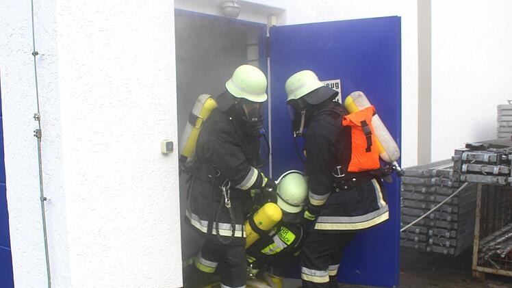 Die Einsatzkräfte üben einen Atemschutznotfall - ein Geräteträger ist verunglückt.  Foto: Jörg Geyer