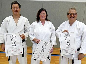 Peter Kerrmann, Barbara Scholz und Heiko R&ouml;der (v. r.) pr&auml;sentieren stolz ihre Urkunden, die sie als Tr&auml;ger des 4. und 2. Dan auszeichnen. Foto: Dieter H&uuml;bner