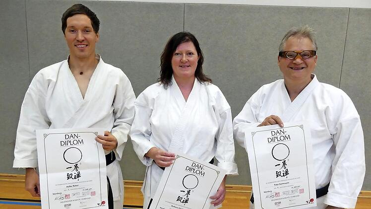 Peter Kerrmann, Barbara Scholz und Heiko R&ouml;der (v. r.) pr&auml;sentieren stolz ihre Urkunden, die sie als Tr&auml;ger des 4. und 2. Dan auszeichnen. Foto: Dieter H&uuml;bner