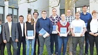 Den neuen Facharbeitern gratulierten neben Otto Kirchner (rechts) die Ausbildungsverantwortlichen der Firma, Lehrer der Berufsschulen sowie eine Vertreterin des Betriebsrats.  Foto: Sarah Stuchels/Fr&auml;nkische Rohrwerke