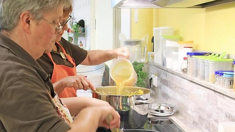 Die Frauen kochen Mangold-Röllchen und eine Mangold-Kokos-Suppe.