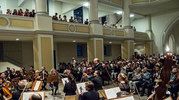 Eine faszinierende Interpretation der "Achten" von Anton Bruckner gelang dem Philharmonischen Orchester des Landestheaters unter Leitung von Roland zum Abschluss der Konzertsaison. Das begeisterte Publikum dankte mit stehenden Ovationen.Foto: Jochen Berger
