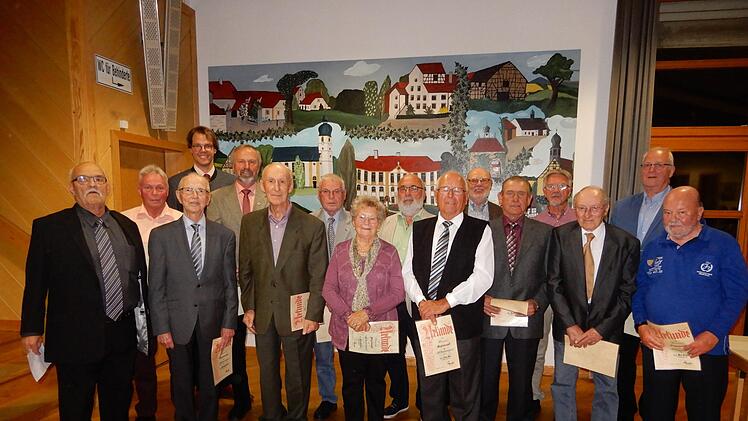 55 und 60 Jahre sind diese Mitglieder beim FCR. Links im Bild Vorsitzender Kurt Paulus und Dritter von links (hinten) Schirmherr Maximilian von Rotenhan.Horst Schneider