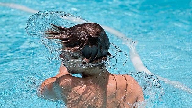 In den nächsten Tagen wird es sonnig und heiß in der Region: Abkühlung im Schwimmbad ist eine Möglichkeit, um die Hitze zu überstehen. Symbolfoto: Pixabay.com / stevepb