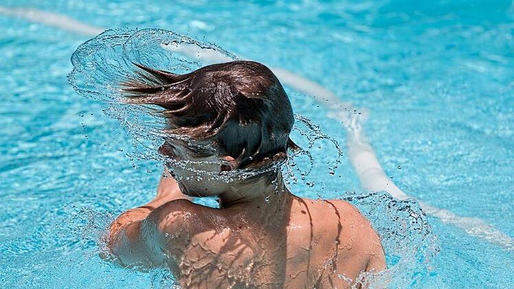 In den nächsten Tagen wird es sonnig und heiß in der Region: Abkühlung im Schwimmbad ist eine Möglichkeit, um die Hitze zu überstehen. Symbolfoto: Pixabay.com / stevepb