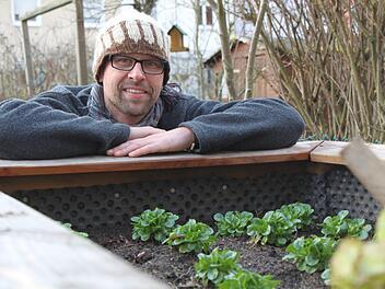 Christian Luplow baut  im Winter in seinem Hochbeet Feldsalat an. Auch in der kalten Jahreszeit will er sich selbst mit Gemüse versorgen. Foto: Sebastian Martin