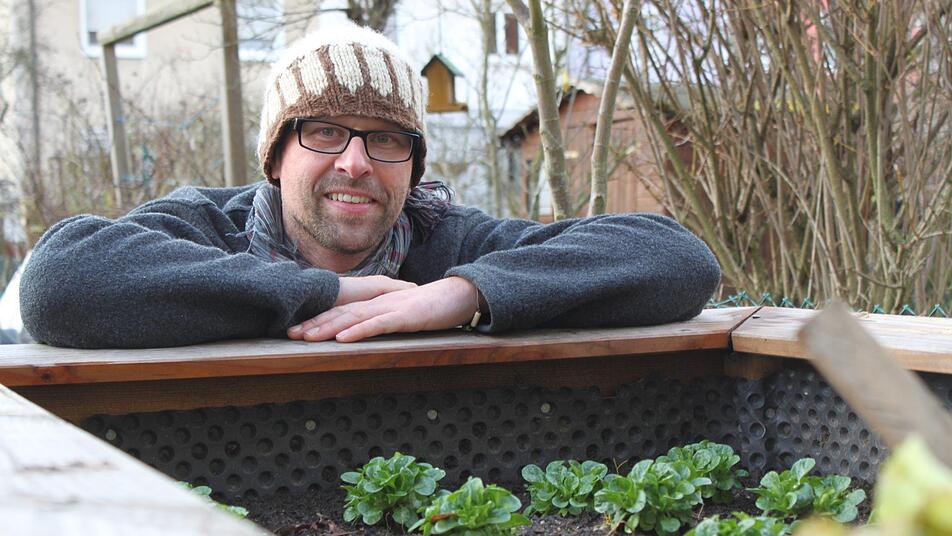 Christian Luplow baut  im Winter in seinem Hochbeet Feldsalat an. Auch in der kalten Jahreszeit will er sich selbst mit Gemüse versorgen. Foto: Sebastian Martin