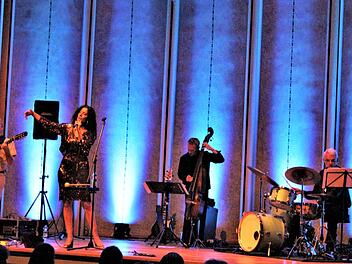 Marcia Bittencourt und ihre Jazz-Kombo gaben im Rossini-Saal diverse brasilianische Rhythmen zum Besten. Foto: Werner Vogel